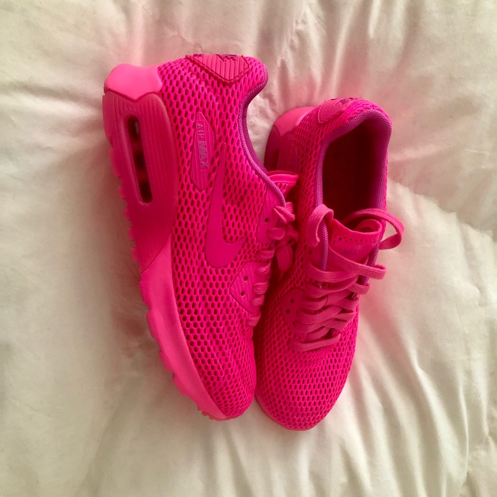 Neon pink nike sneakers 💕